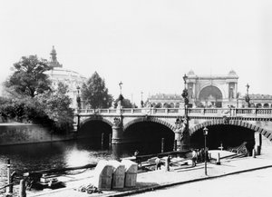 View of the Moltke Bridge and Lehrter Bahnhof station, Berlin